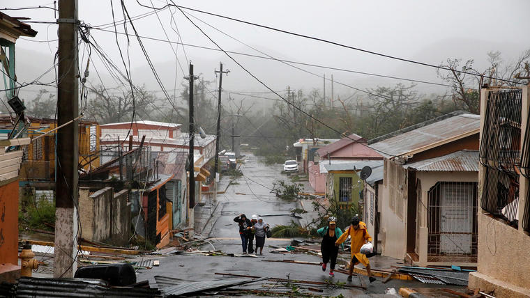 Personal del servicio de emergencia atienden a varias personas en Guayama, Puerto Rico, fuertemente golpeada por el paso de Irma, que ha dejado al 100% de la población de la isla sin luz. 