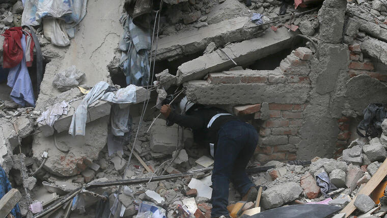 Un trabajador de la construcción revisa un edificio que se derrumbó luego de terremoto en el barrio Roma de la Ciudad de México, el martes 19 de septiembre de 2017.