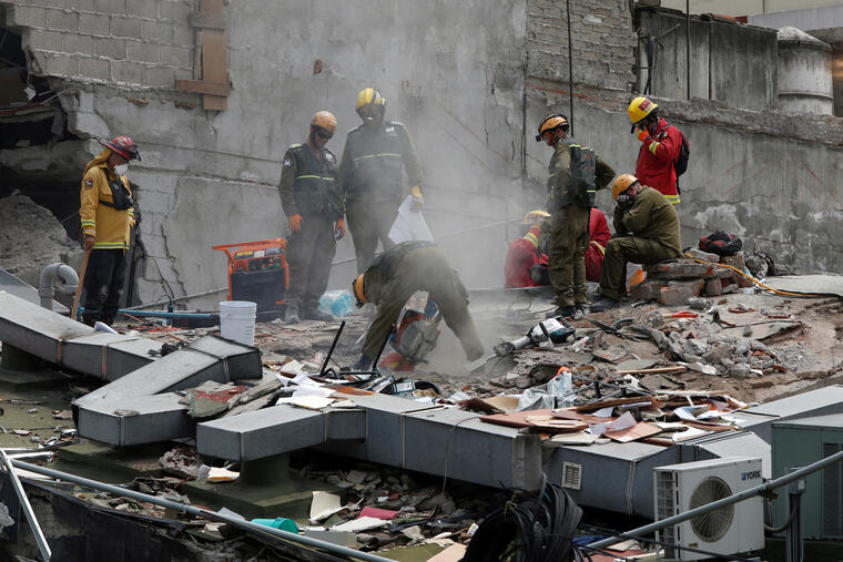 Trabajos de rescate en el edificio derrumbado en Ciudad de México. 