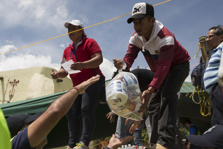 Voluntarios reciben ayuda de emergencia donada por residentes en San Gregorio Atlapulco el viernes. 