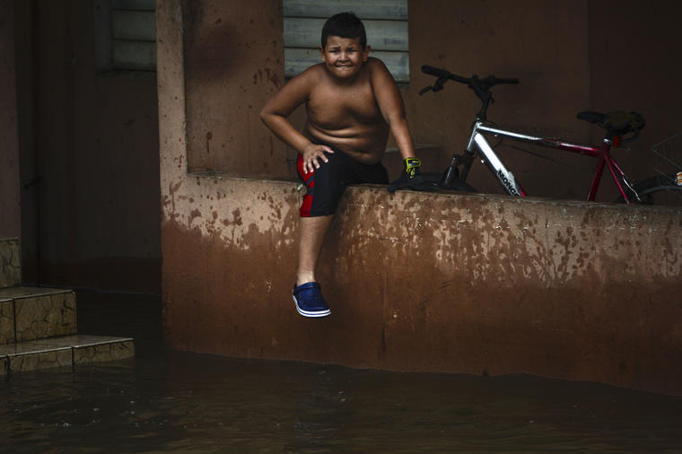 Un muchacho en una zona inundada por María en Ingenio, Puerto Rico. 