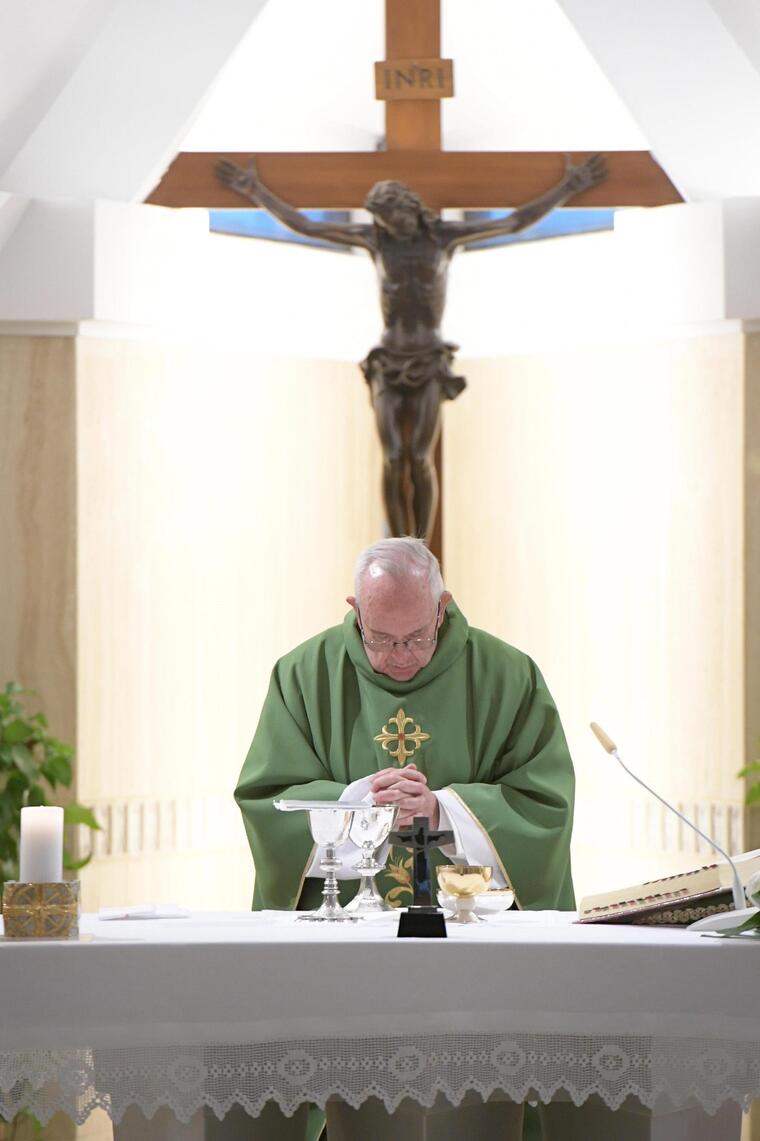 El papa oficia una misa en la residencia Santa María