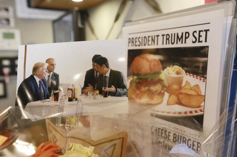 Una foto del presidente Trump y el primer ministro japonés Shinzo Abe, al lado del menú "President Trump Set" en el restaurante Kasumigaseki Country Club, Tokio.
