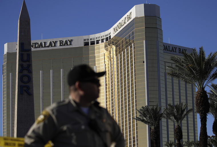 Un policía de Las Vegas, frente al casino Mandalay Bay el 3 de octubre.  