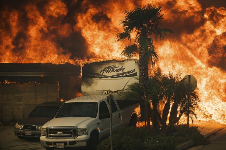 Las llamas consumen un hogar en Via Arroyo mientras un incendio forestal azota el condado de Ventura, California.