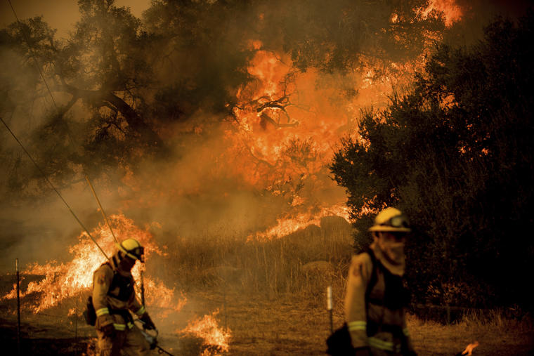 Bomberos combaten el fuego este sábado cerca de Ventura, California.   