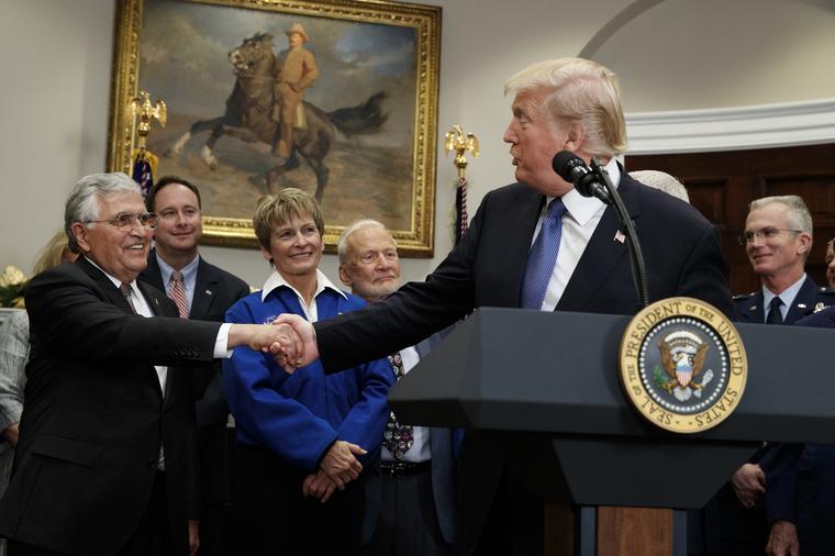 El presidente Donald Trump le da la mano al ex astronauta del Apollo 17 Jack Schmitt antes de firmar una directiva política para enviar de regreso a la luna a los astronautas estadounidenses, y finalmente a Marte, en la Sala Roosevelt de la Casa Blanca.