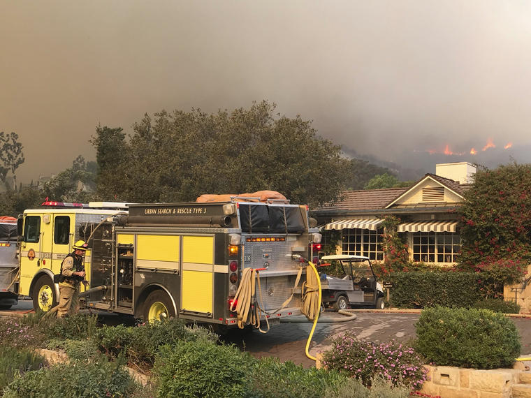 En esta imagen proporcionada por el Departamento de Bomberos del condado Santa Barbara, camiones de bomberos brindan protección a estructuras en el histórico San Ysidro Ranch en Montecito, California.