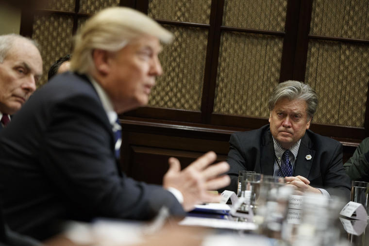 Bannon escucha a Trump, en primer plano durante una reunión en la Casa Blanca el 31 de enero de 2017. 