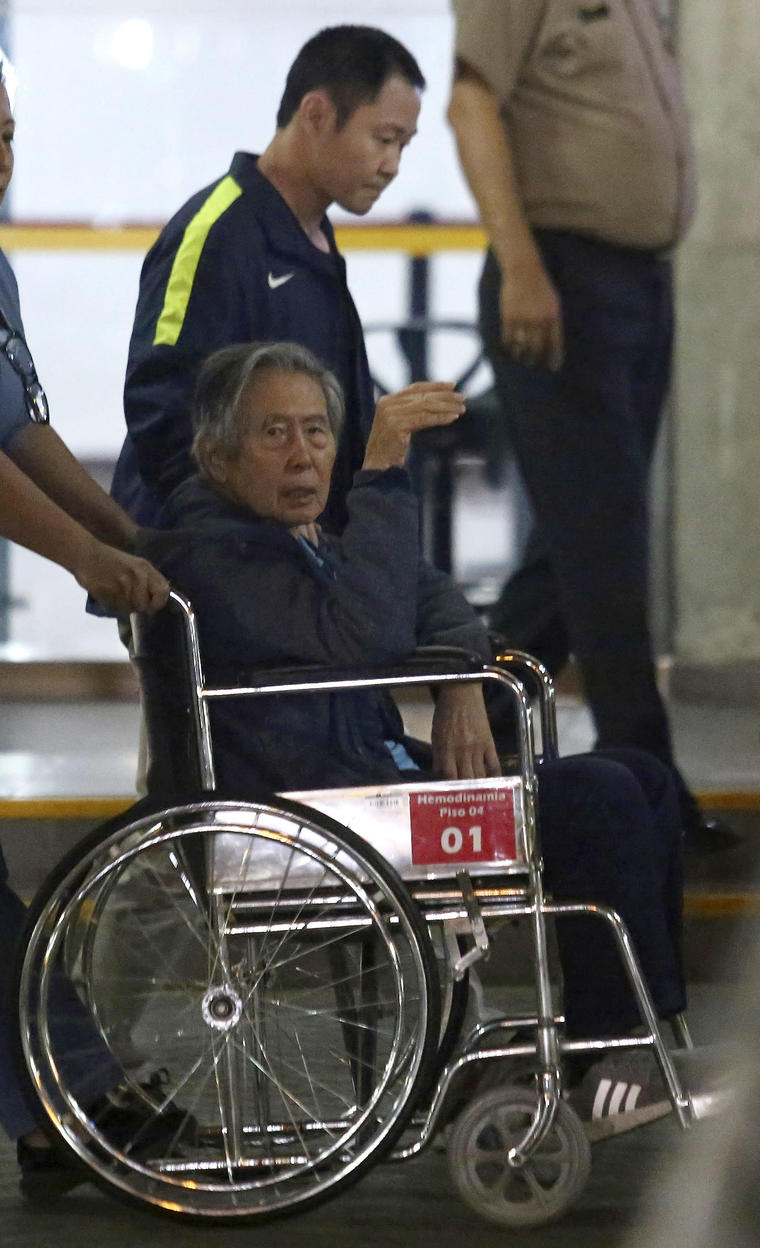 El expresidente de Perú Alberto Fujimori sale en silla de ruedas de un hospital donde estaba ingresado en Lima, Perú.