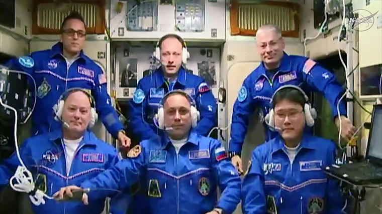 Foto del 19 de diciembre de la Estación Espacial Internacional. Norishige Kanai es el primero de derecha a izquierda de la fila delantera.