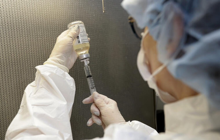 Una farmacéutica prepara una inyección de antibióticos en un hospital de Ohio.  