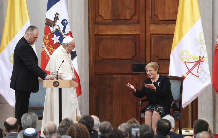 El papa Francisco y la presidenta de Chile, Michelle Bachelet, en el palacio presidencial La Moneda en Santiago, Chile.