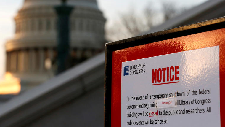Un cartel anuncia el cierre de la Biblioteca del Congreso en Washington D.C. tras el cierre parcial de la administración.