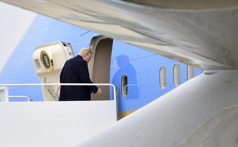Fotografía de archivo del lunes 8 de enero de 2018 del presidente Donald Trump entra al avión presidencial Air Force One en la Base Andrews de la Fuerza Aérea en Maryland, antes de partir a Tennesseee. 
