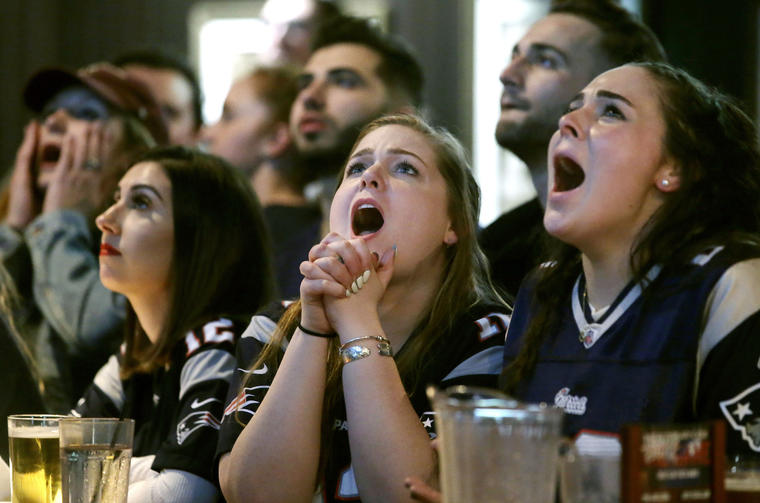 Aficionados a los Patriotas de Nueva Inglaterra, viendo la Superbowl en un bar de Boston.   