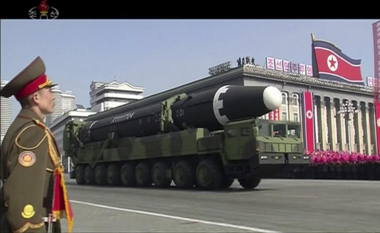 Imagen de televisión del desfile de Corea del Norte este jueves. 