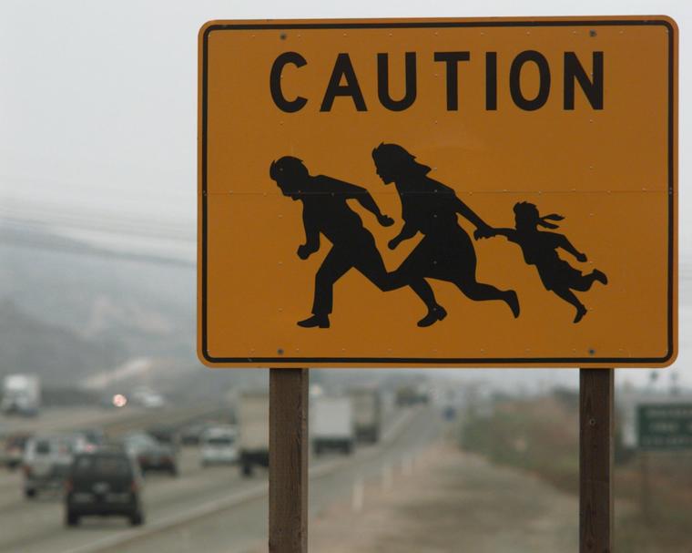 Señal de precaución por inmigrantes cruzando la calzada, en una imagen de archivo de 1996. 