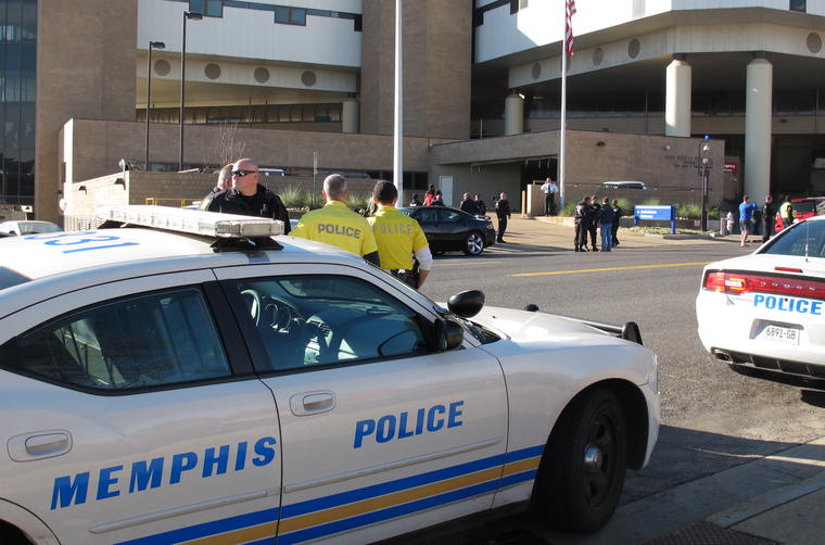 Imagen de archivo de coche de policía y agentes de Memphis en 2012.  