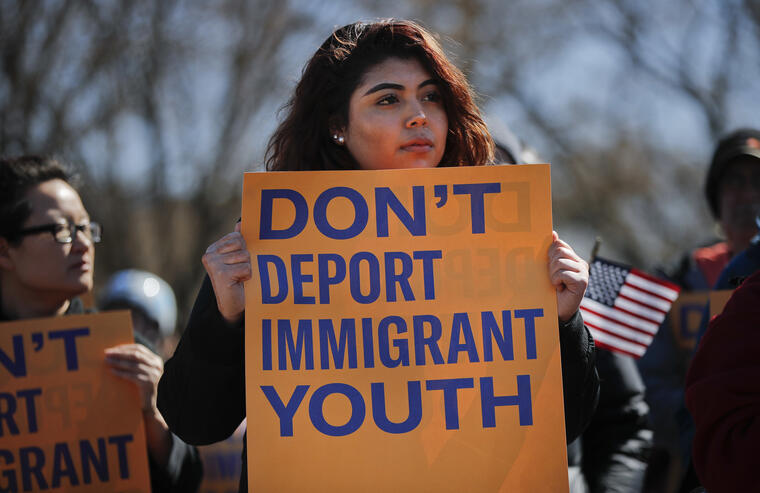 Gabriela Martinez, de 19 años y residente del condado P.G. en Maryland, sostiene una pancarta durante una marcha por la defensa de los inmigrantes el domingo 4 de marzo de 2018 