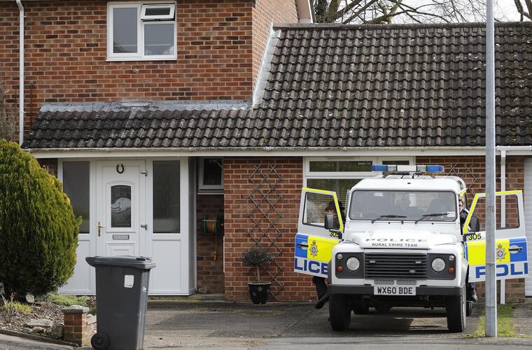 Un vehículo policial está estacionado frente a la casa del ex agente doble ruso Sergei Skripal.