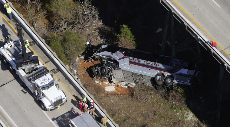 Rescatistas en la escena de accidente del autobús, en Loxley, Alabama, este martes.
