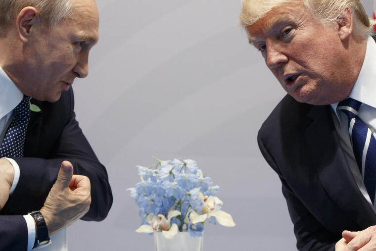 Donald Trump en un encuentro con el presidente ruso, Vladimir Putin, durante la cumbre del G20, el 7 de julio de 2017, en Hamburgo, Alemania. 