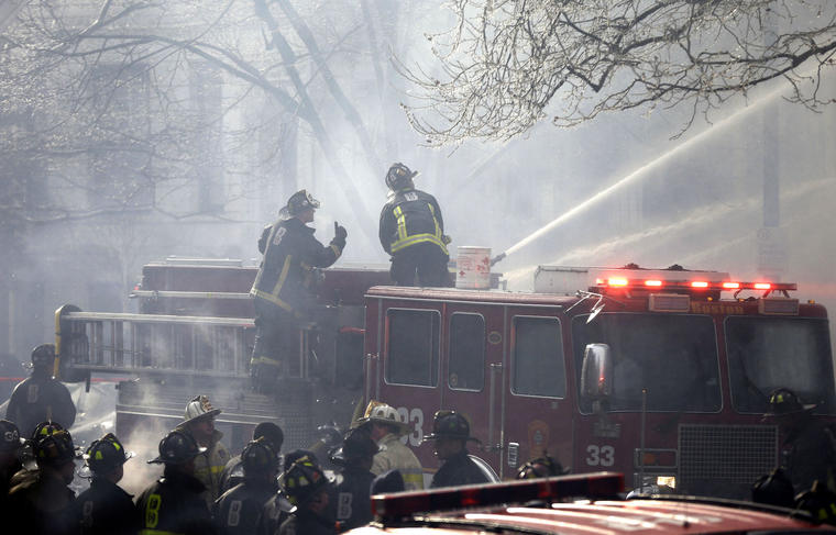 El cuerpo de bomberos de Boston combate un incendio, en esta foto de archivo del 26 de marzo de 2016. 
