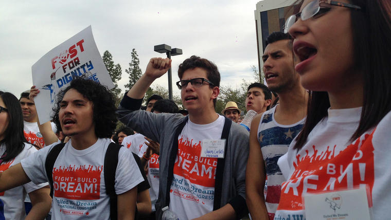 Jóvenes de la organización United We Dream corean eslóganes para parar las deportaciones a las afueras de las oficinas de ICE en Phoenix, Aizona.