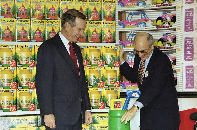Charles Lazarus (derecha), con el ex presidente George Bush en 1992 en una tienda de Toys 'R' Us en Japón. 