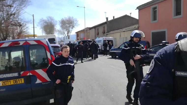 La policía durante la toma de rehenes hoy en Trèbes, Francia.