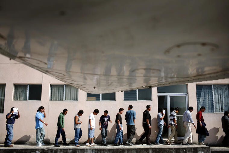 Los guatemaltecos que fueron deportados de los Estados Unidos llegan al aeropuerto en la ciudad de Guatemala, el viernes 7 de noviembre de 2008. 