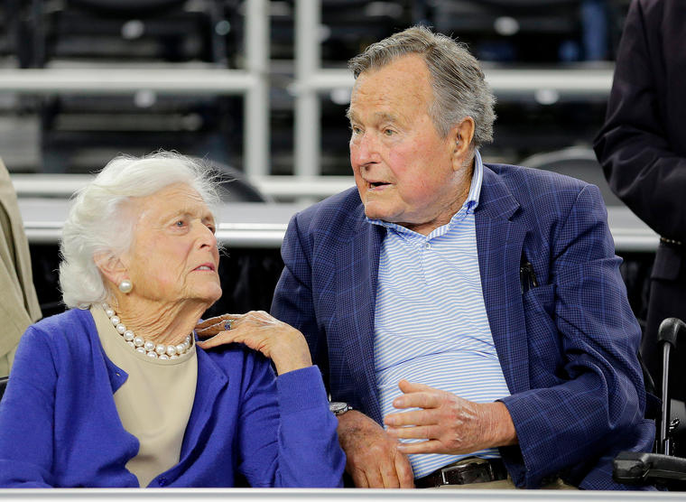 El ex presidente George H.W. Bush y su esposa Barbara Bush en un evento en Houston el 29 de marzo del 2015.