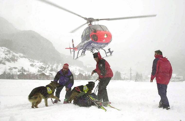 Un equipo de rescate en los Alpes, en una imagen de archivo. 