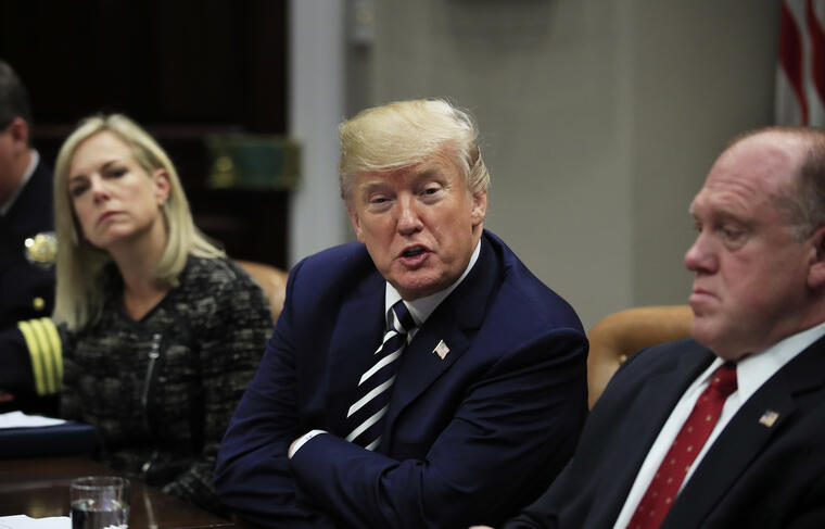 Thomas Homan (derecha), junto a Donald Trump y la secretaria de Seguridad Nacional, Kirstjen Nielsen, en la Casa Blanca en marzo. 