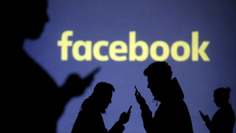 Siluetas de usuarios junto al logo de Facebook, en una imagen capturada en marzo de 2018. 