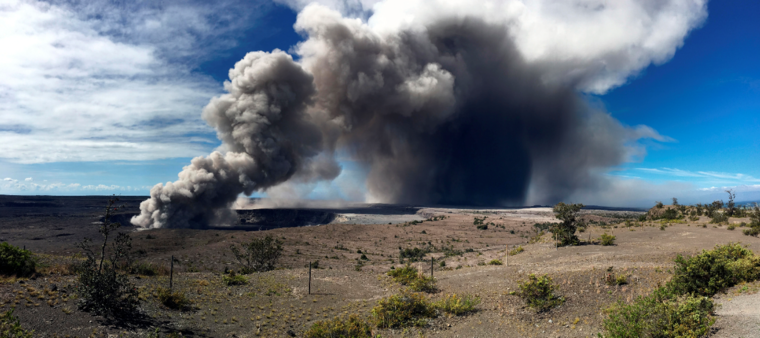 La erupción de ceniza del volcán ha aumentado su intensidad.