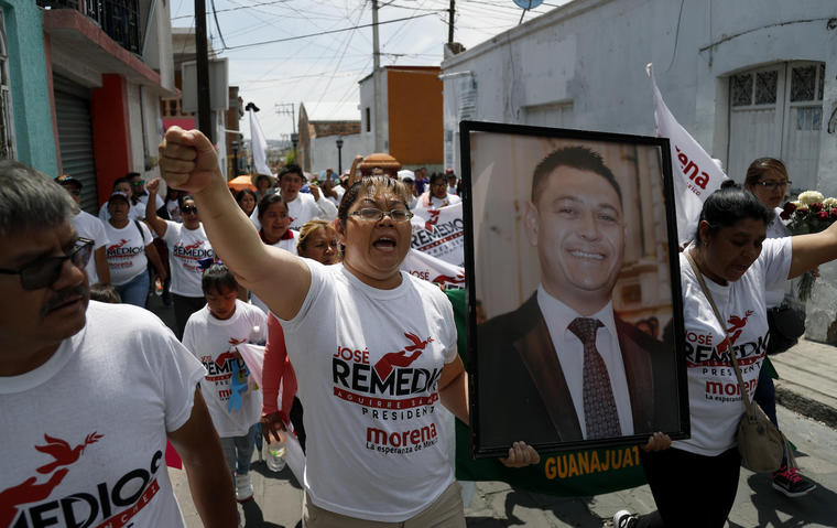 Un retrato de José Remedios Aguirre frente a su ataúd, en Apaseo El Alto Guanajuato, el 13 de mayo de 2018. 