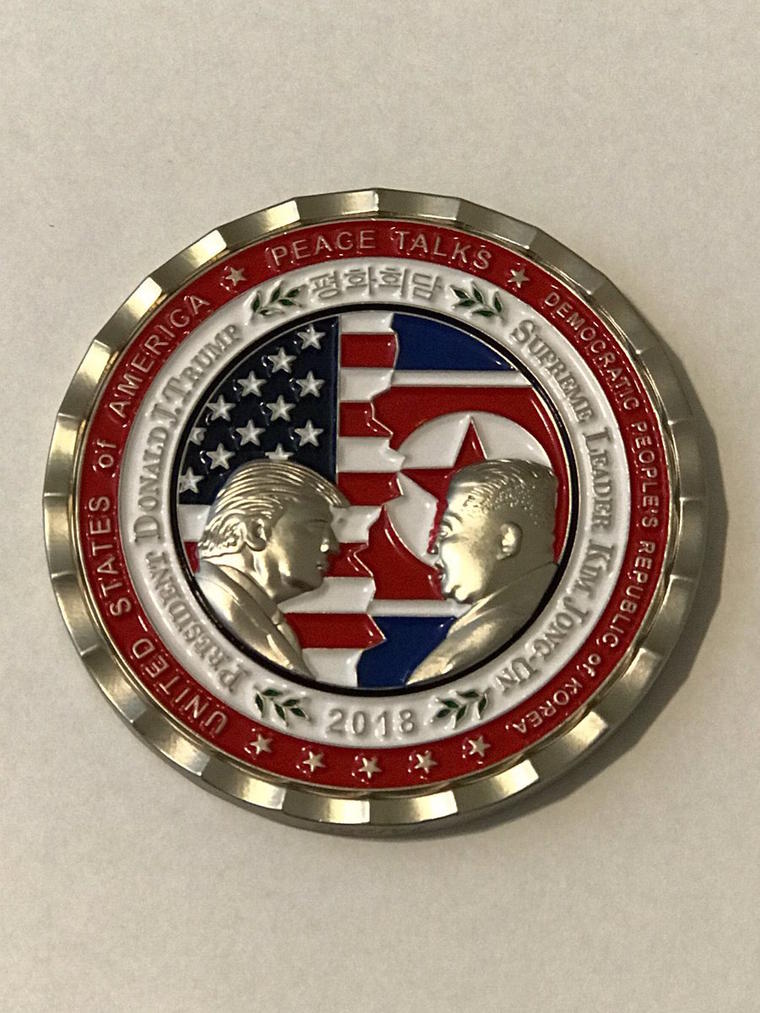 Una moneda conmemorativa del presidente, Donald Trump, y el líder de Corea del Norte, Kim Jong Un.
