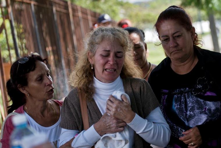 Familiares de los pasajeros del accidente aéreo de Cuba en la mañana del pasado sábado. 
