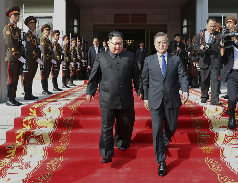 El líder de Corea del NorteKim Jong Un, a la izquierda, y el presidente de Corea del sure, center left, Moon Jae-in, a la derecha, tras su reunión en Panmunjom , Corea del Norte, el 26 de mayo de 2018.