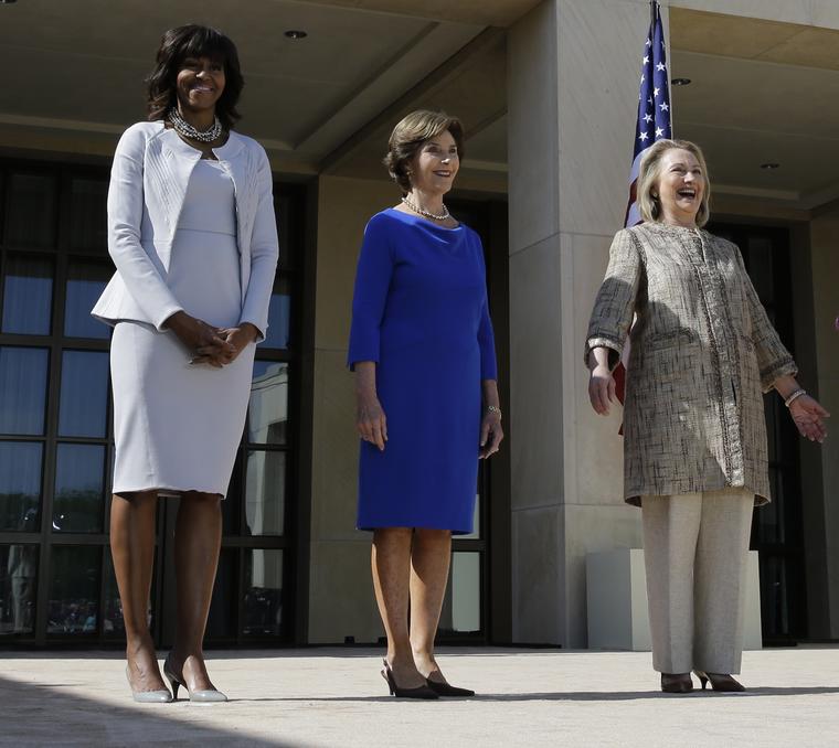 Las ex primeras damas Michelle Obama, Laura Bush y Hillary Clinton  durante un evento en el George W. Bush Presidential Center, en Dallas, en abril de 2013. 