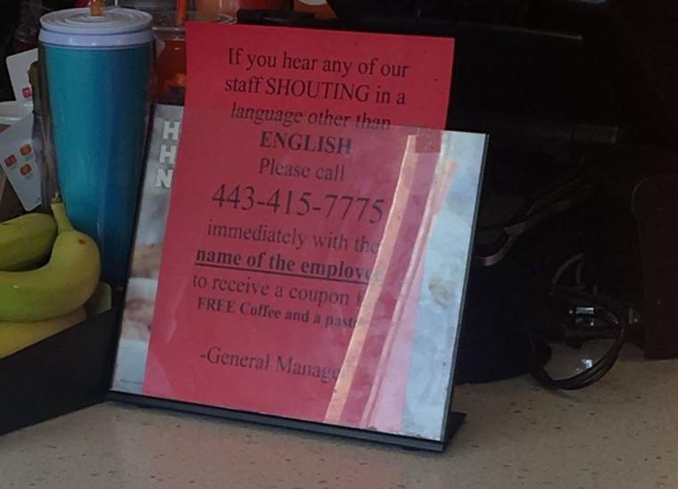 Mensaje racista en un Dunkin' Donuts en Baltimore. 