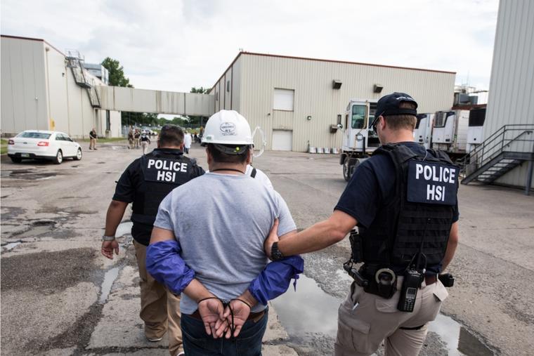 Agentes de ICE ejecutaron una orden de allanamiento criminal el martes en Ohio arrestando a 146 personas. 