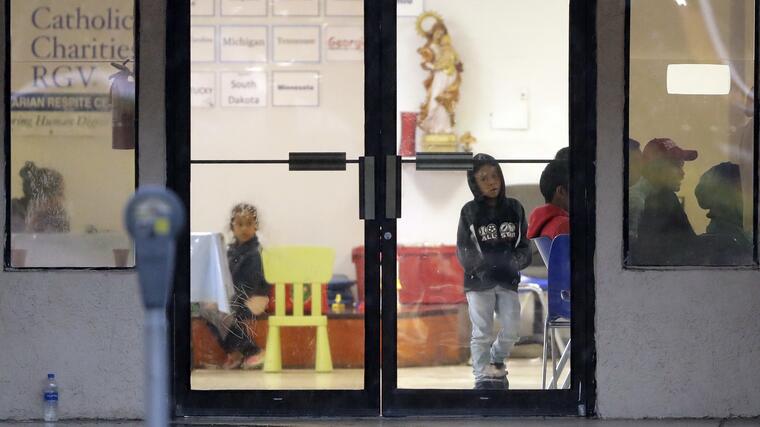 Cerca de 2300 niños que han llegado a la frontera en Estados Unidos han sido separados de sus familias durante un período de seis semanas. 