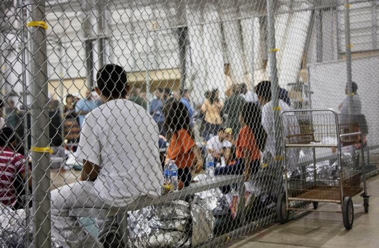 Inmigrantes detenidos en el centro de procesamiento de indocumentados "Ursula", más grande de EEUU localizado en McAllen, Texas.
