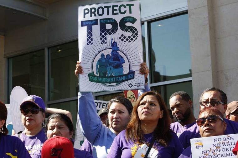 Activistas piden al gobierno de Trump que se extienda el programa TPS en una imagen de archivo. 