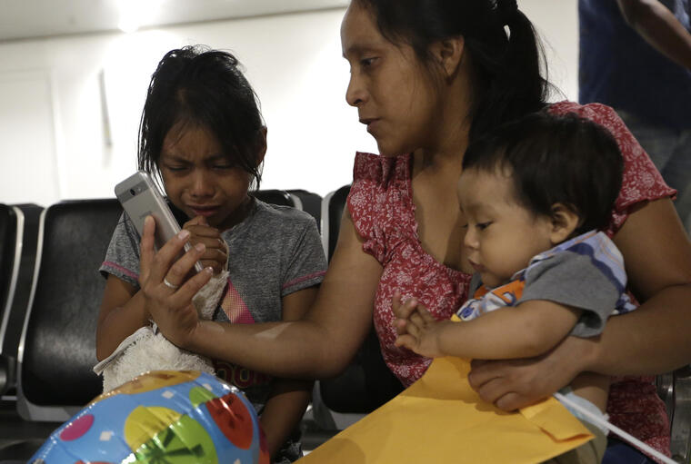 Una inmigrante reunida con sus hijos en Florida el pasado domingo tras semanas de separación. 
