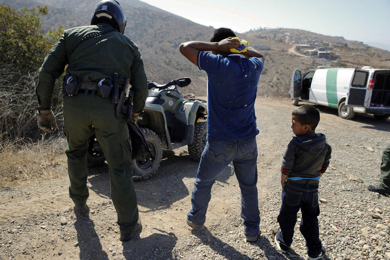 Un padre guatemalteco y su hijo son arrestados en junio tras cruzar la frontera en California.  