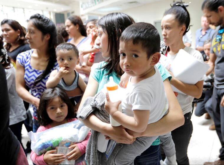 Mujeres y niños inmigrantes este junio tras ser procesador por agentes de Aduana y Protección Fronteriza en McAllen, Texas. 